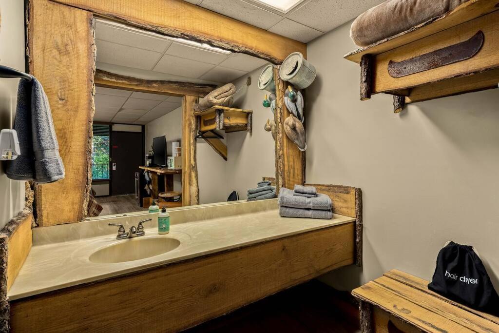 Stonegate Lodge King Bed Wifi 50 In Roku Tv Salt Water Pool Room # 101 Eureka Springs Eksteriør billede