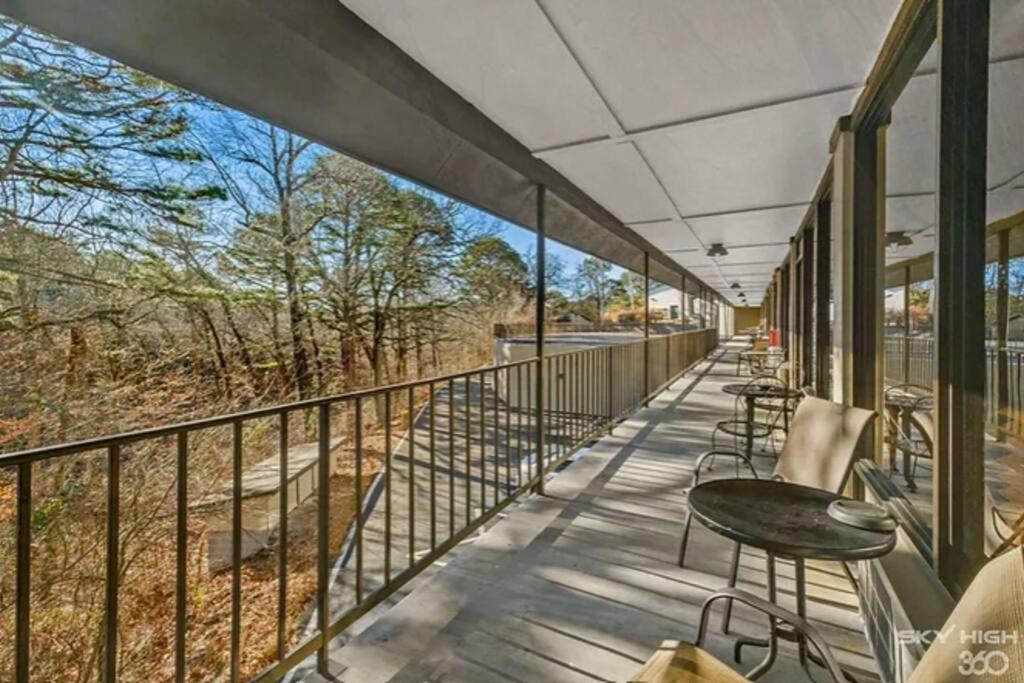 Stonegate Lodge King Bed Wifi 50 In Roku Tv Salt Water Pool Room # 101 Eureka Springs Eksteriør billede