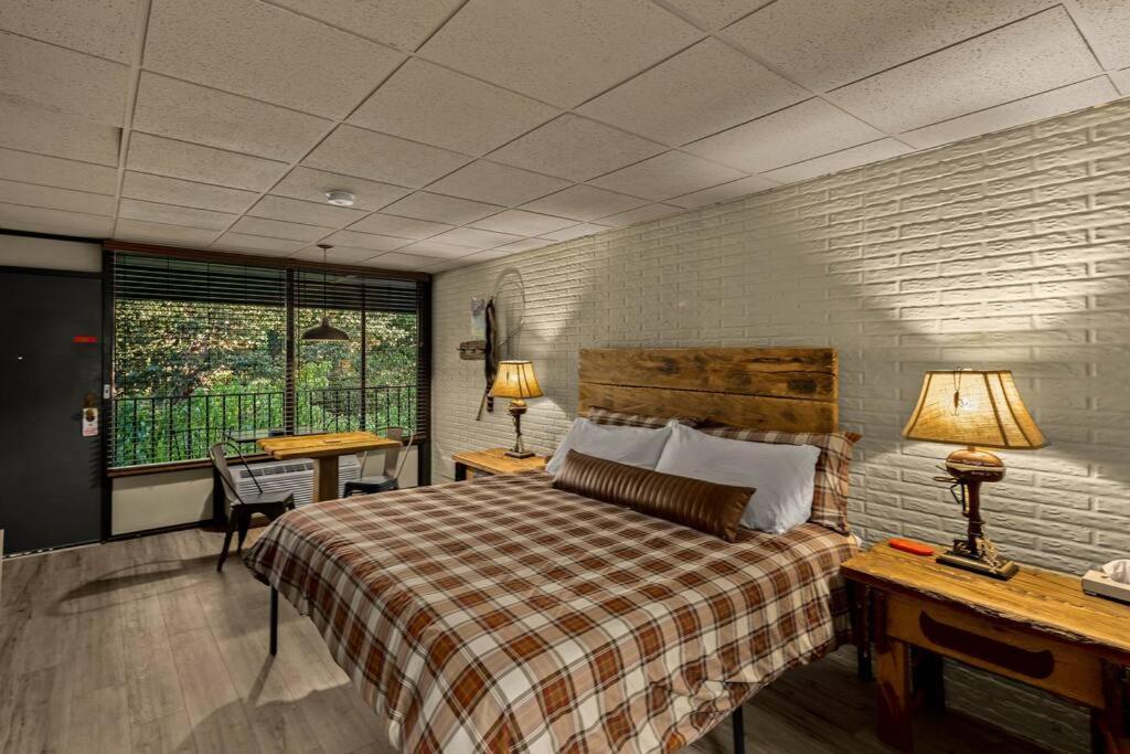 Stonegate Lodge King Bed Wifi 50 In Roku Tv Salt Water Pool Room # 101 Eureka Springs Eksteriør billede