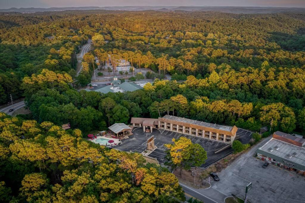 Stonegate Lodge King Bed Wifi 50 In Roku Tv Salt Water Pool Room # 101 Eureka Springs Eksteriør billede