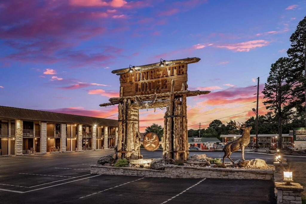Stonegate Lodge King Bed Wifi 50 In Roku Tv Salt Water Pool Room # 101 Eureka Springs Eksteriør billede