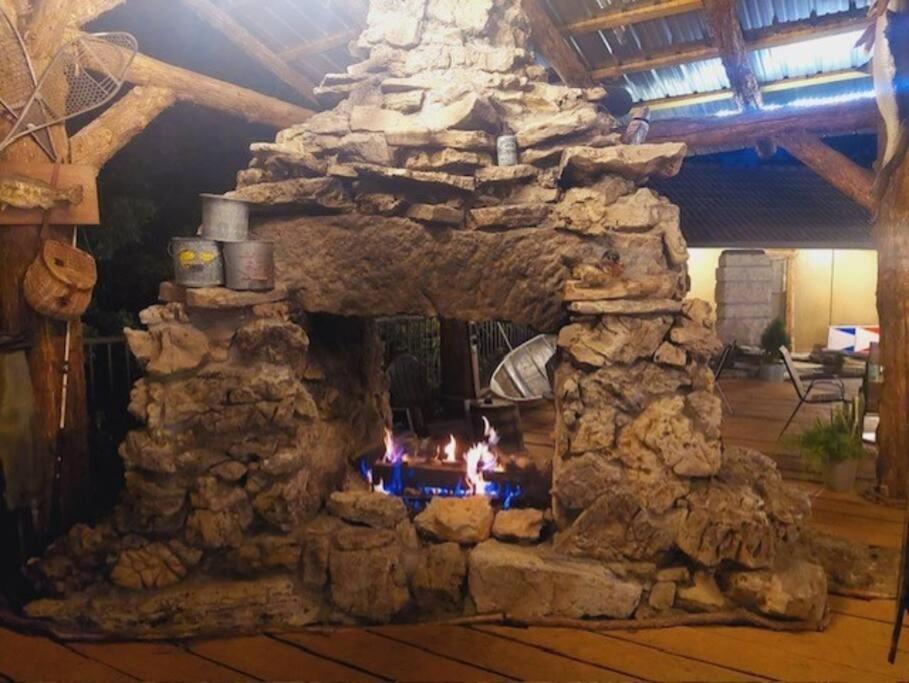 Stonegate Lodge King Bed Wifi 50 In Roku Tv Salt Water Pool Room # 101 Eureka Springs Eksteriør billede