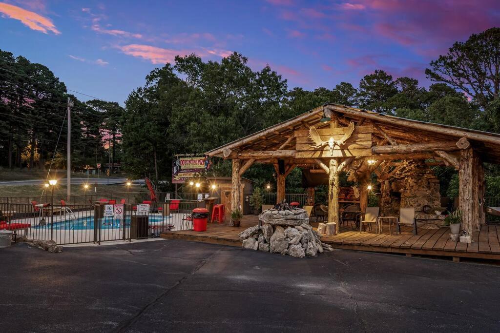 Stonegate Lodge King Bed Wifi 50 In Roku Tv Salt Water Pool Room # 101 Eureka Springs Eksteriør billede